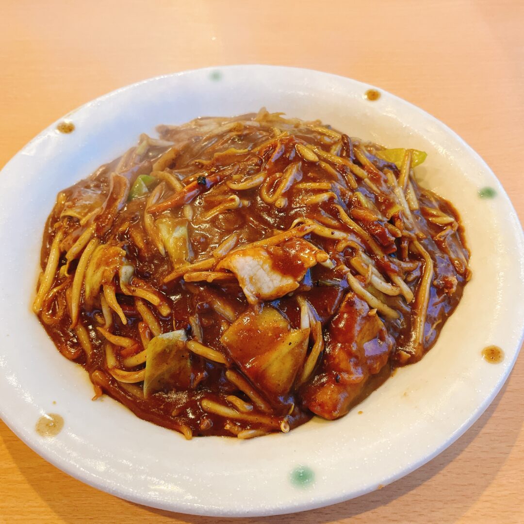 バーグの
肉野菜炒め入り大皿カレー　８９０円